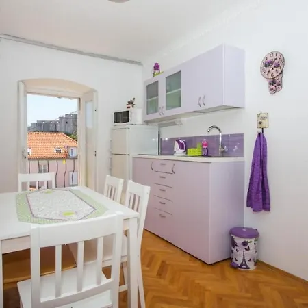 Gugily- Twin With Shared Bathroom And City View